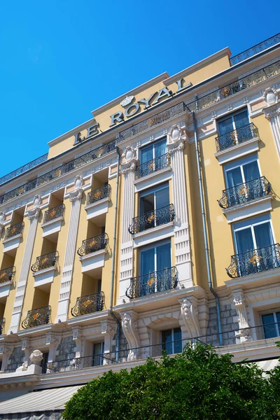 Fasada luksusowego hotelu w nadmorskiej promenady w Nicei w południowej Francji — Zdjęcie stockowe