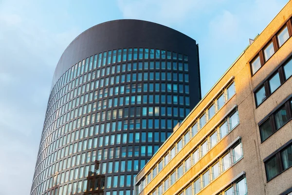 Tour de bureaux dans la ville de Dortmund, Allemagne — Photo
