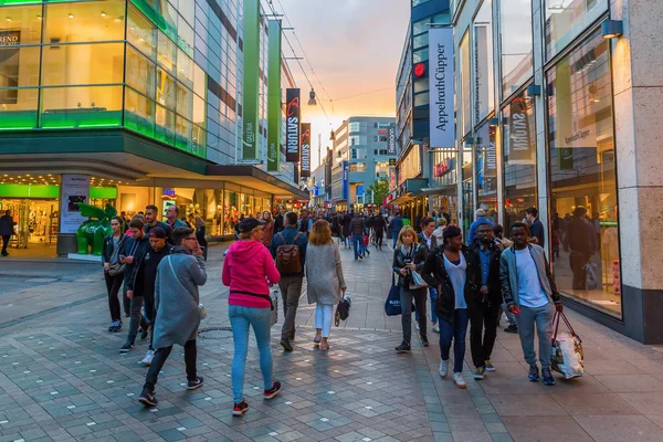 Rua comercial no centro da cidade de Dortmund, Alemanha — Fotografia de Stock