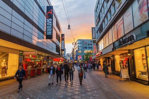 Calle comercial en el centro de la ciudad de Dortmund, Alemania — Foto de Stock
