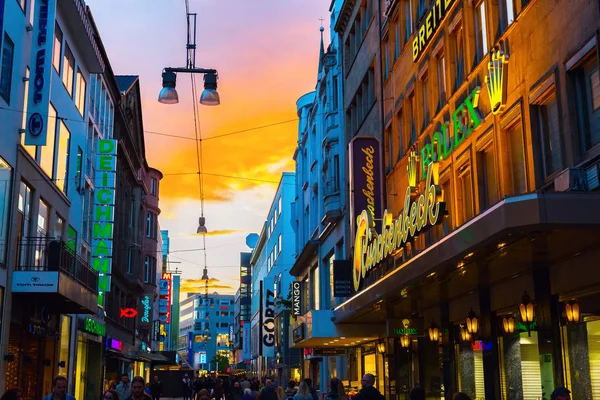 Winkelstraat in de stad centrum van Dortmund, Duitsland — Stockfoto