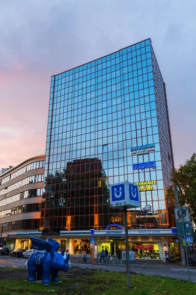Office tower at dusk in the city of Dortmund, Germany — Stock Photo, Image