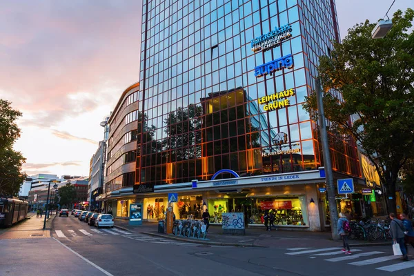 Torre de oficinas al atardecer en la ciudad de Dortmund, Alemania —  Fotos de Stock