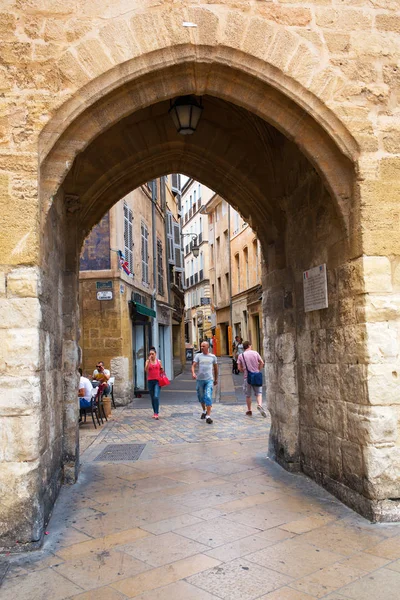 Arched gateway in the medieval old town of Aix-en-Provence, South France — Stock Photo, Image