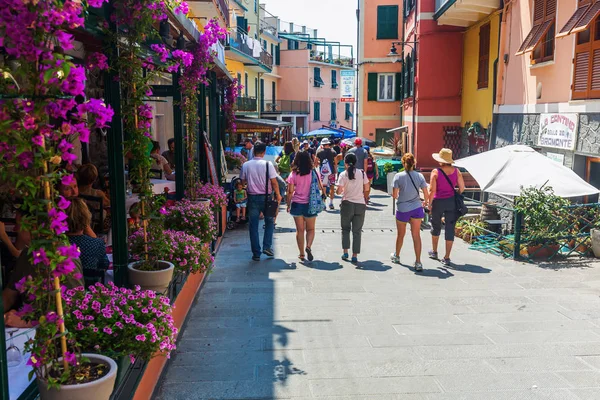 Уличная сцена в Manarola, Cinque Terre, Italy — стоковое фото