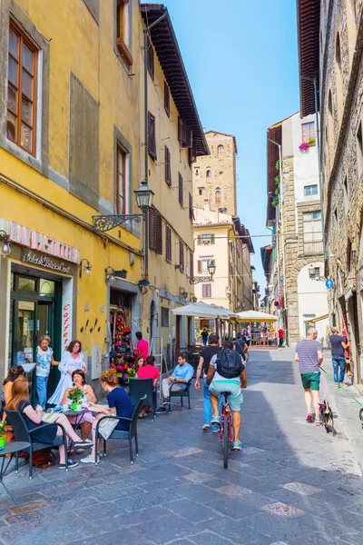 kimliği belirsiz insanlarla. Ortaçağ zamanında Floransa Avrupa ticaret ve en zengin şehirlerinden biri olan merkezi oldu.