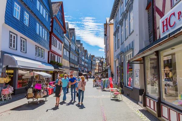 Calle comercial en el casco antiguo de Herborn, Alemania — Foto de Stock