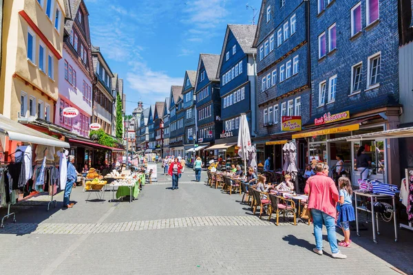 Calle comercial en el casco antiguo de Herborn, Alemania — Foto de Stock