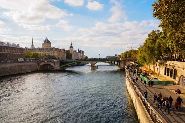 Paris'te Seine üzerinde göster