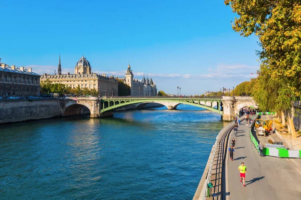 Переглянути над Сени у Парижі — стокове фото