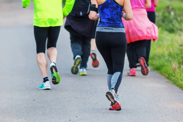 группа бегунов по проселочной дороге
