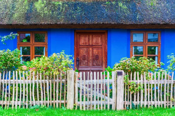 Idyllische cottage van het rieten dak op de Lieper Winkel, Usedom, Duitsland — Stockfoto