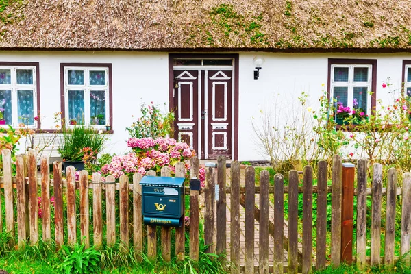 Idyllische cottage van het rieten dak op de Lieper Winkel, Usedom, Duitsland — Stockfoto