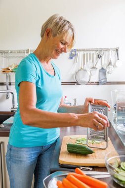 Kadın mutfakta salata hazırlık