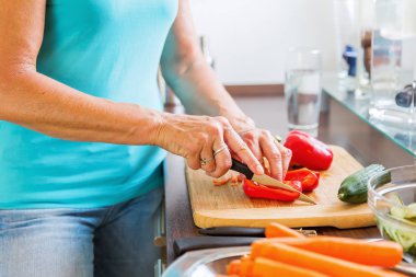 mutfak kesme kırmızı biber kadında