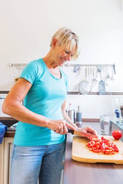 mutfak kesim domates kadında