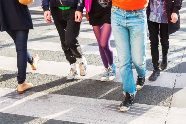 yaya geçidi üzerinde kişilik bir kalabalık bacakları