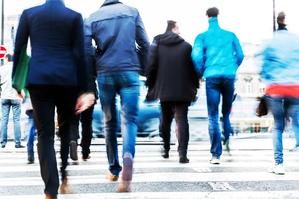 Crowds of people in motion blur crossing a city street — Stock Photo, Image