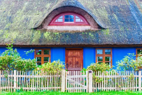 Idílica casa de campo con techo de paja en el Lieper Winkel, Usedom, Alemania — Foto de Stock