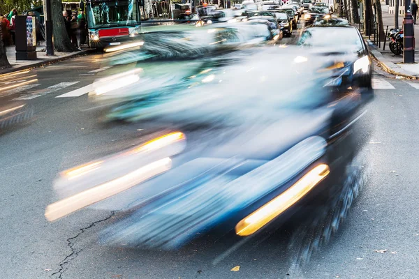 Circulation automobile dans une rue parisienne en mouvement flou — Photo