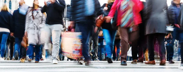 Crowds of people in motion blur crossing a city street — Stock Photo, Image