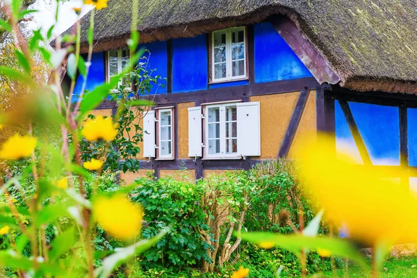 Idyllische cottage van het rieten dak op de Lieper Winkel, Usedom, Duitsland — Stockfoto