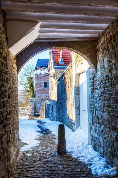 Altgeçit pitoresk küçük şehrin Limbourg, Belçika — Stok fotoğraf