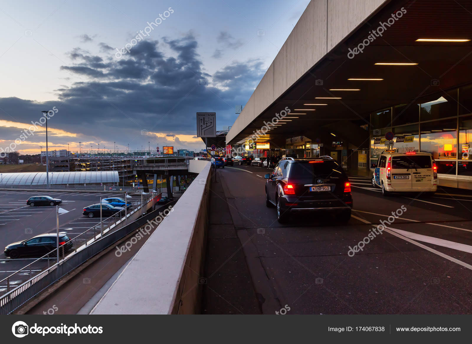 Coucher De Soleil Vue De Laéroport De Cologne Bonn Photo