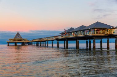 Heringsdorf Pier gün batımında Usedom