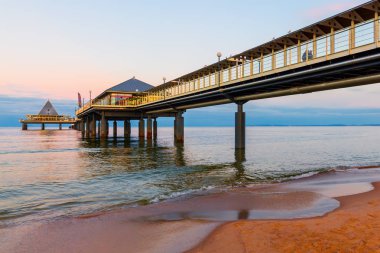 Heringsdorf Pier gün batımında Usedom