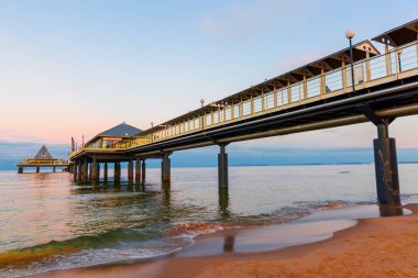 Heringsdorf Pier gün batımında Usedom