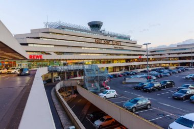 Köln Bonn Havalimanı'na günbatımı manzarası