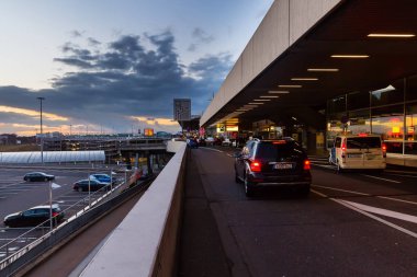 Köln Bonn Havalimanı'na günbatımı manzarası