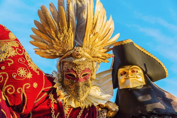 Замаскированные люди на карнавале в Венеции — стоковое фото