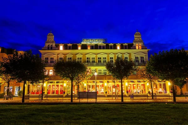 Ostseehotel 在阿尔贝克, 德国, 在夜间 — 图库照片