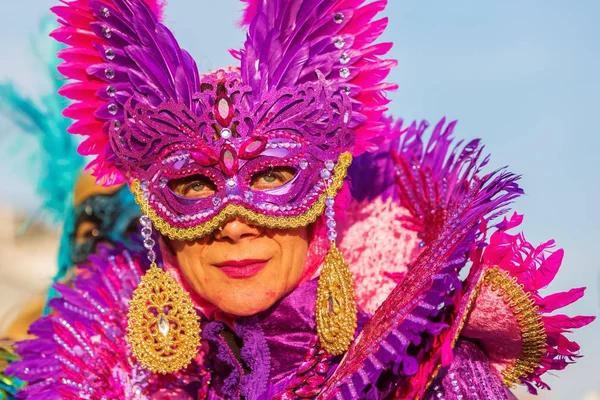 Maskovaná žena na karneval v Benátkách — Stock fotografie
