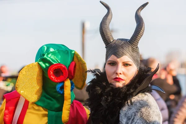 Maskovaná žena na karneval v Benátkách — Stock fotografie