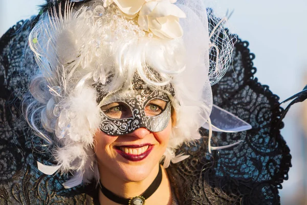 Verkleidete Frau beim Karneval von Venedig — Stockfoto