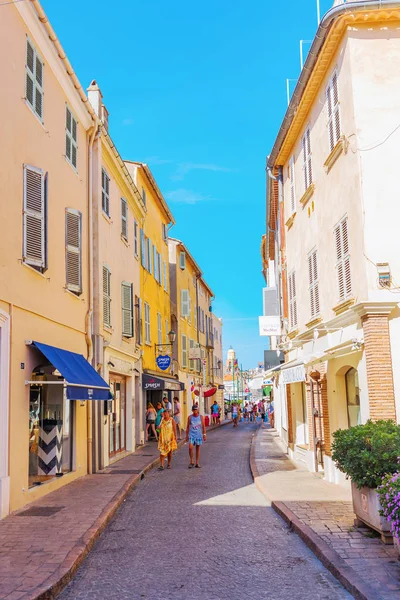 Straatbeeld in Saint Tropez, Côte d'Azur, Frankrijk — Stockfoto