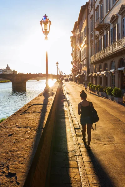 Calle junto al río Arno en Florencia, Italia — Foto de Stock