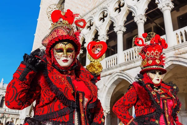 Naamioituneet naiset Venetsian karnevaalissa — kuvapankkivalokuva
