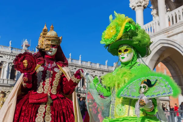 Mujeres disfrazadas en el Carnaval de Venecia —  Fotos de Stock