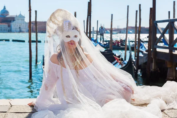 Maskovaná žena na karneval v Benátkách — Stock fotografie