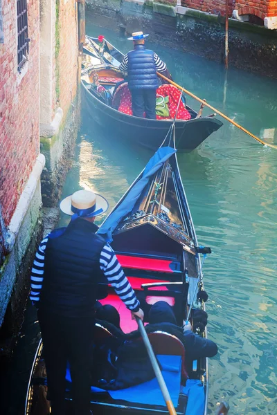 Canal avec gondoles à Venise, Italie — Photo