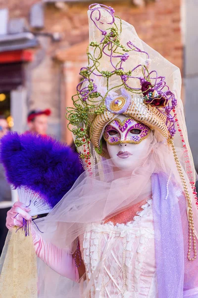 Verkleidete Frau beim Karneval von Venedig — Stockfoto