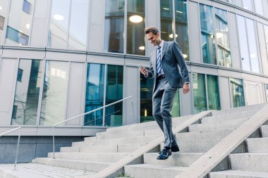 alt katta bir ofis Park'ta yürüyordunuz işadamı