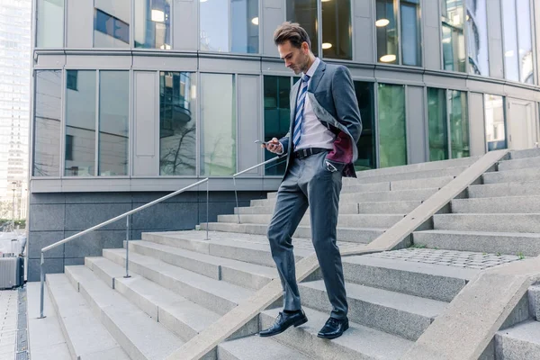 Hombre de negocios caminando abajo en un parque de oficinas — Foto de Stock