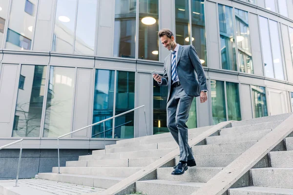 Hombre de negocios caminando abajo en un parque de oficinas — Foto de Stock