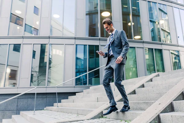 Hombre de negocios caminando abajo en un parque de oficinas — Foto de Stock