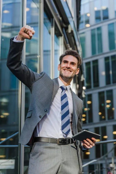 işadamı bir ofis kazanan poz binası önünde duruyor